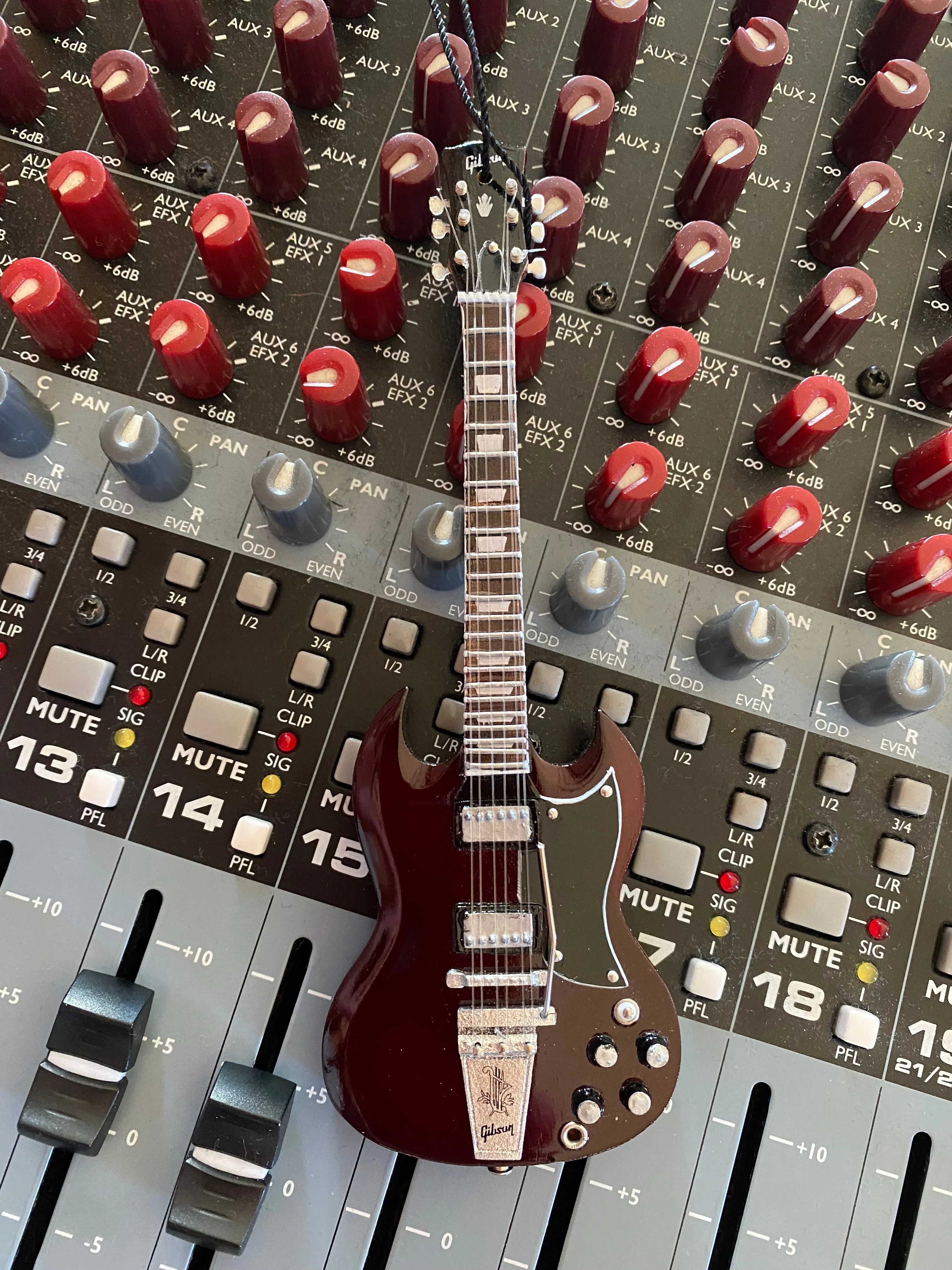 GIBSON® - 1964 SG STANDARD CHERRY - 6" MINI GUITAR ORNAMENT - Image 2