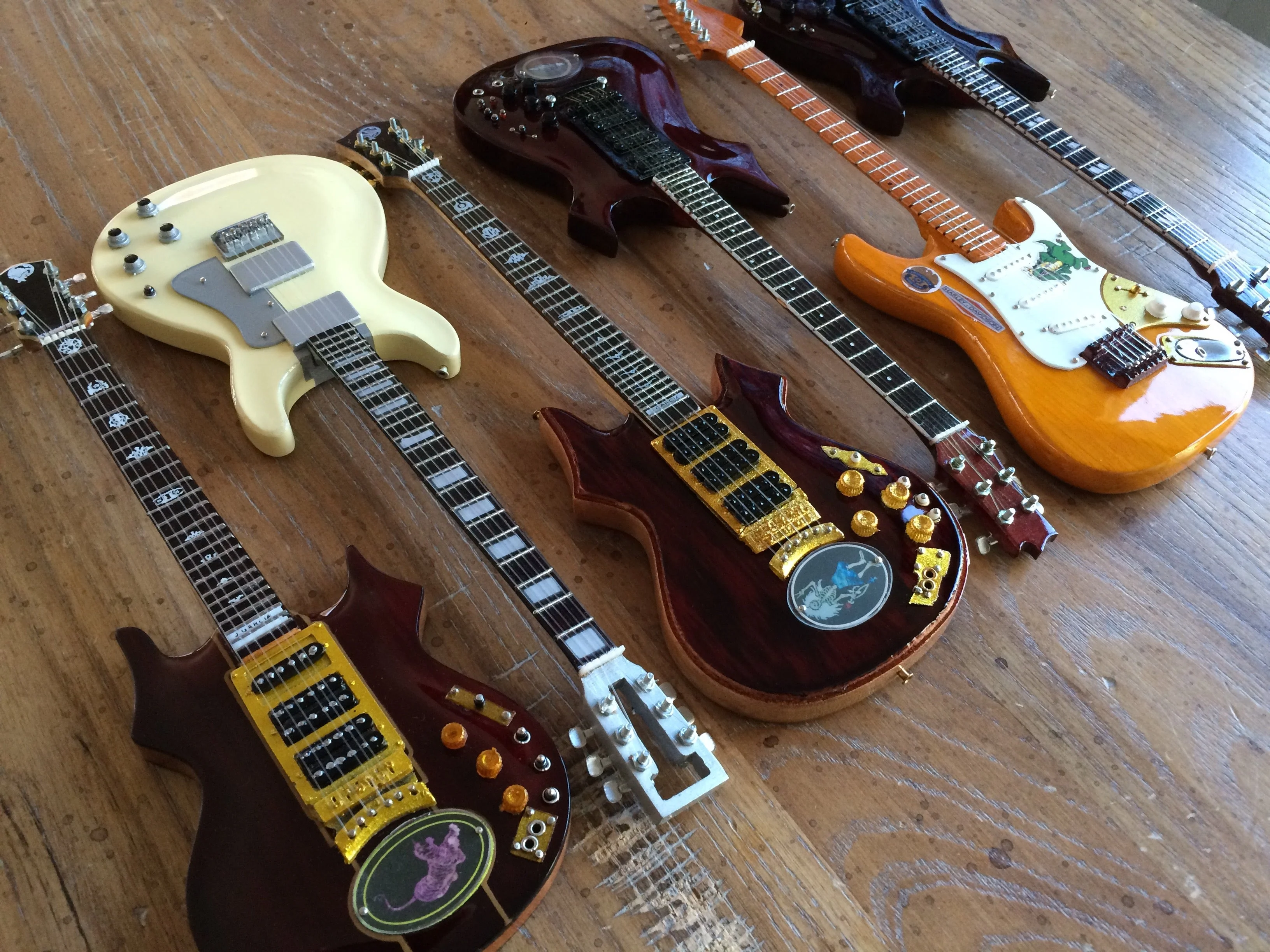 JERRY GARCIA™ - TRIBUTE SET OF 6 - MINI GUITAR - Image 2