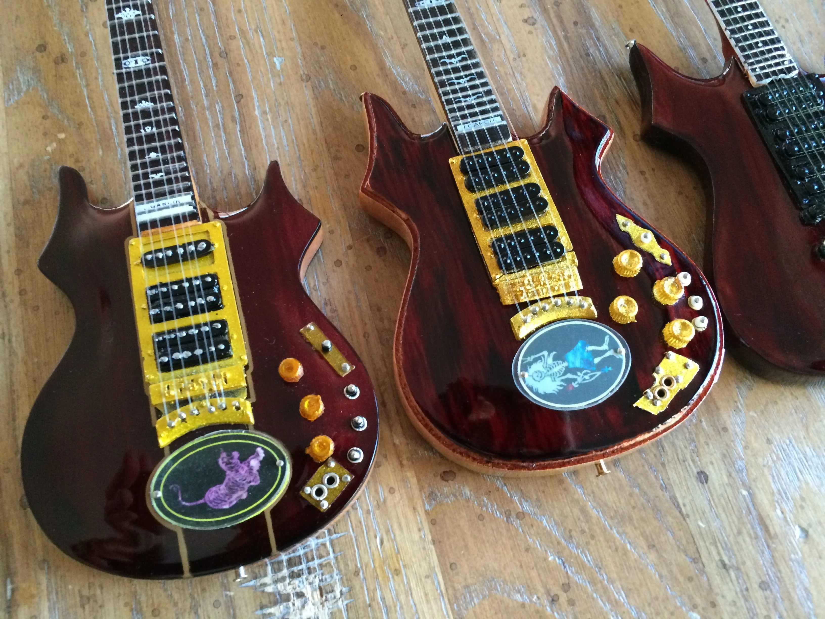 JERRY GARCIA™ - TRIBUTE SET OF 6 - MINI GUITAR - Image 3