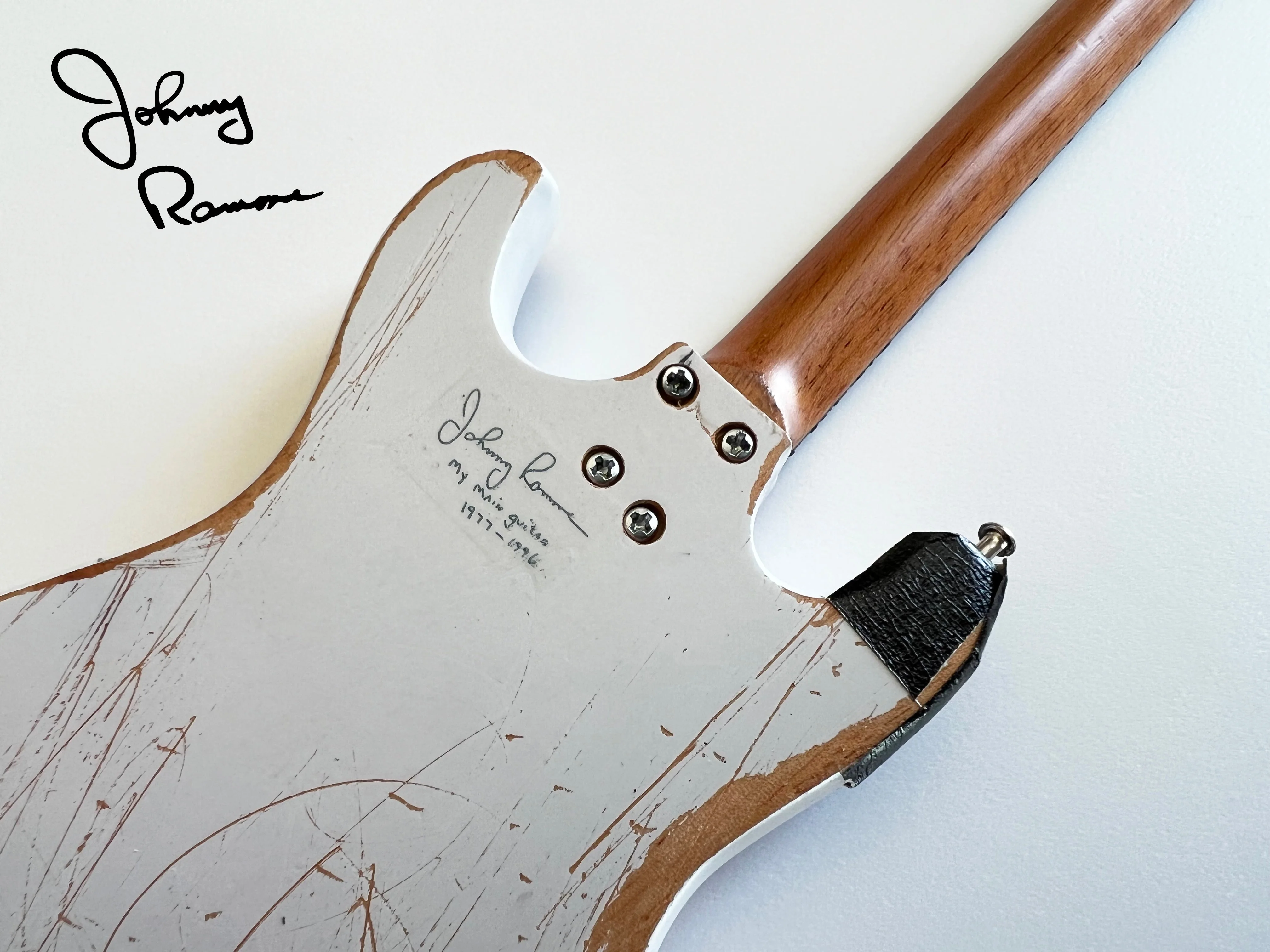 JOHNNY RAMONE - SIGNATURE 1965 MOSRITE VENTURES 2 - MINI GUITAR - Image 6
