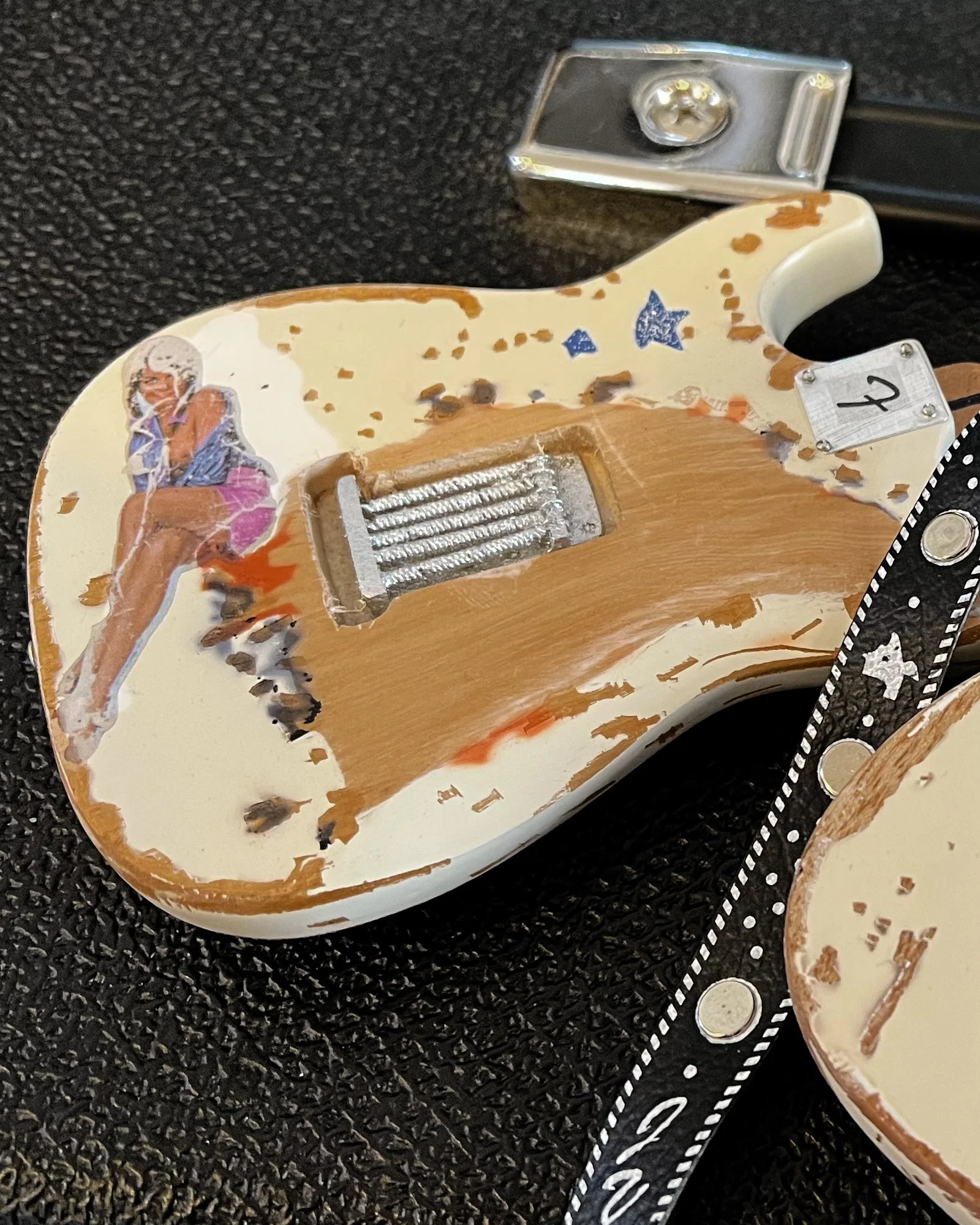 JIMMIE VAUGHAN - SIGNATURE VINTAGE FENDER™ STRAT™ - MINI GUITAR - Image 3