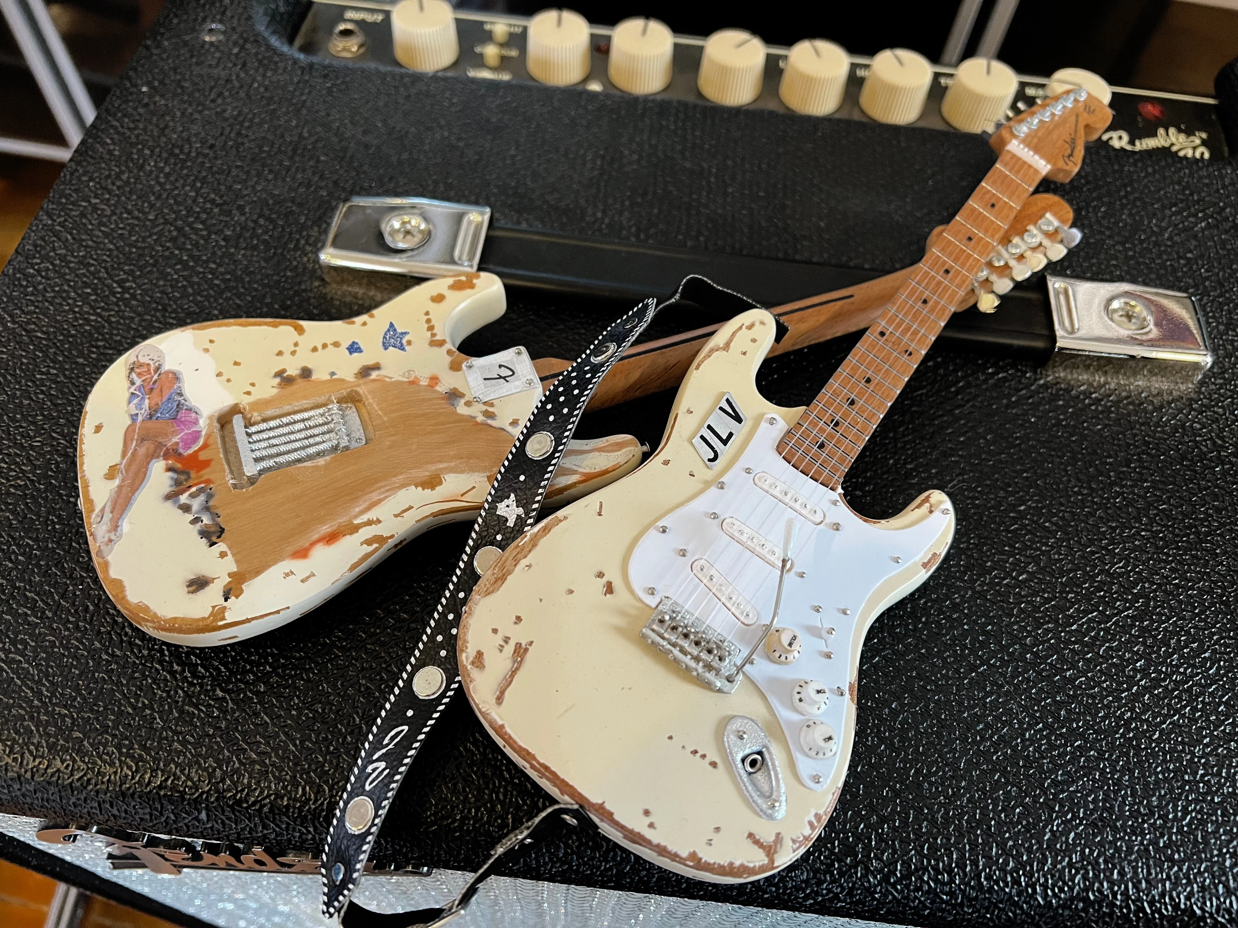 JIMMIE VAUGHAN - SIGNATURE VINTAGE FENDER™ STRAT™ - MINI GUITAR - Image 4