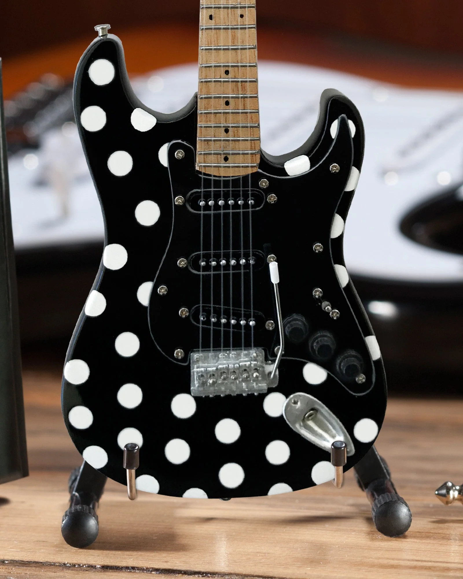 BUDDY GUY - FENDER™ STRAT™ POLKA-DOT FINISH - MINI GUITAR - Image 3