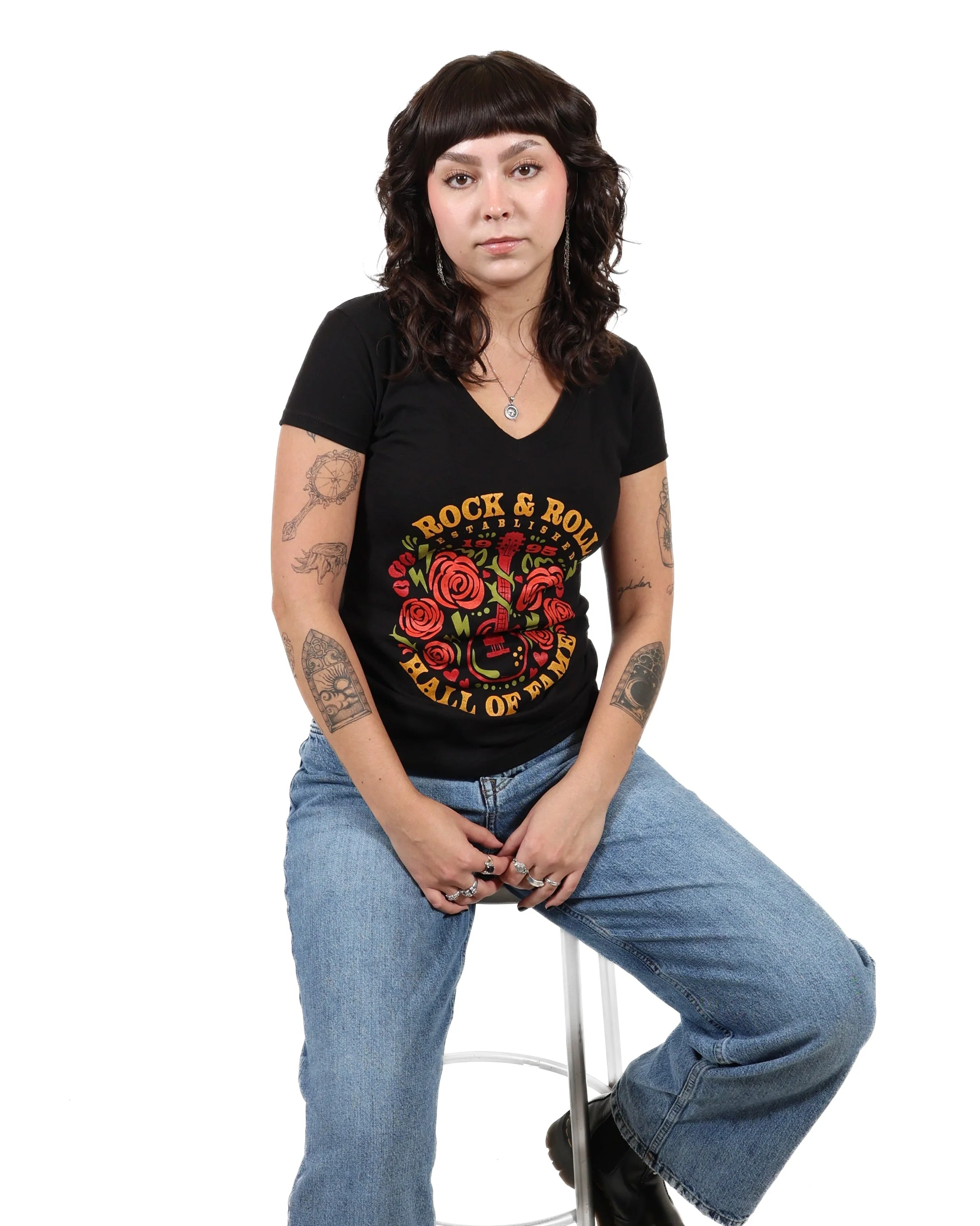 ROCK HALL GUITAR AND ROSES FITTED V-NECK T-SHIRT - Image 3