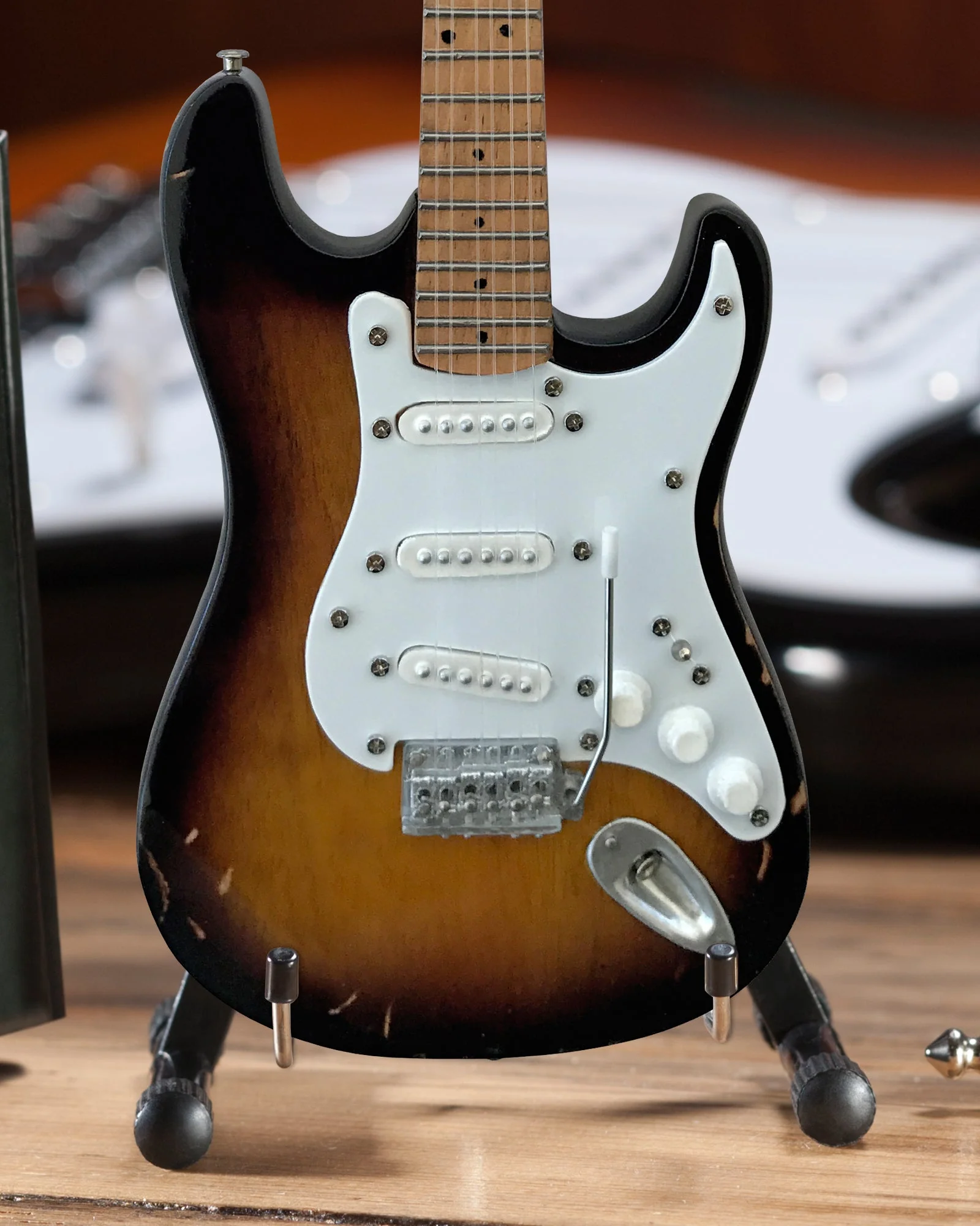 FENDER™ STRAT™ - SIGNATURE VINTAGE DISTRESSED - MINI GUITAR - Image 3